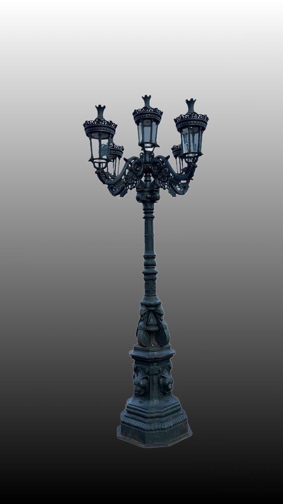 Een straat lantaarn met 5 lichtpunten in fonte