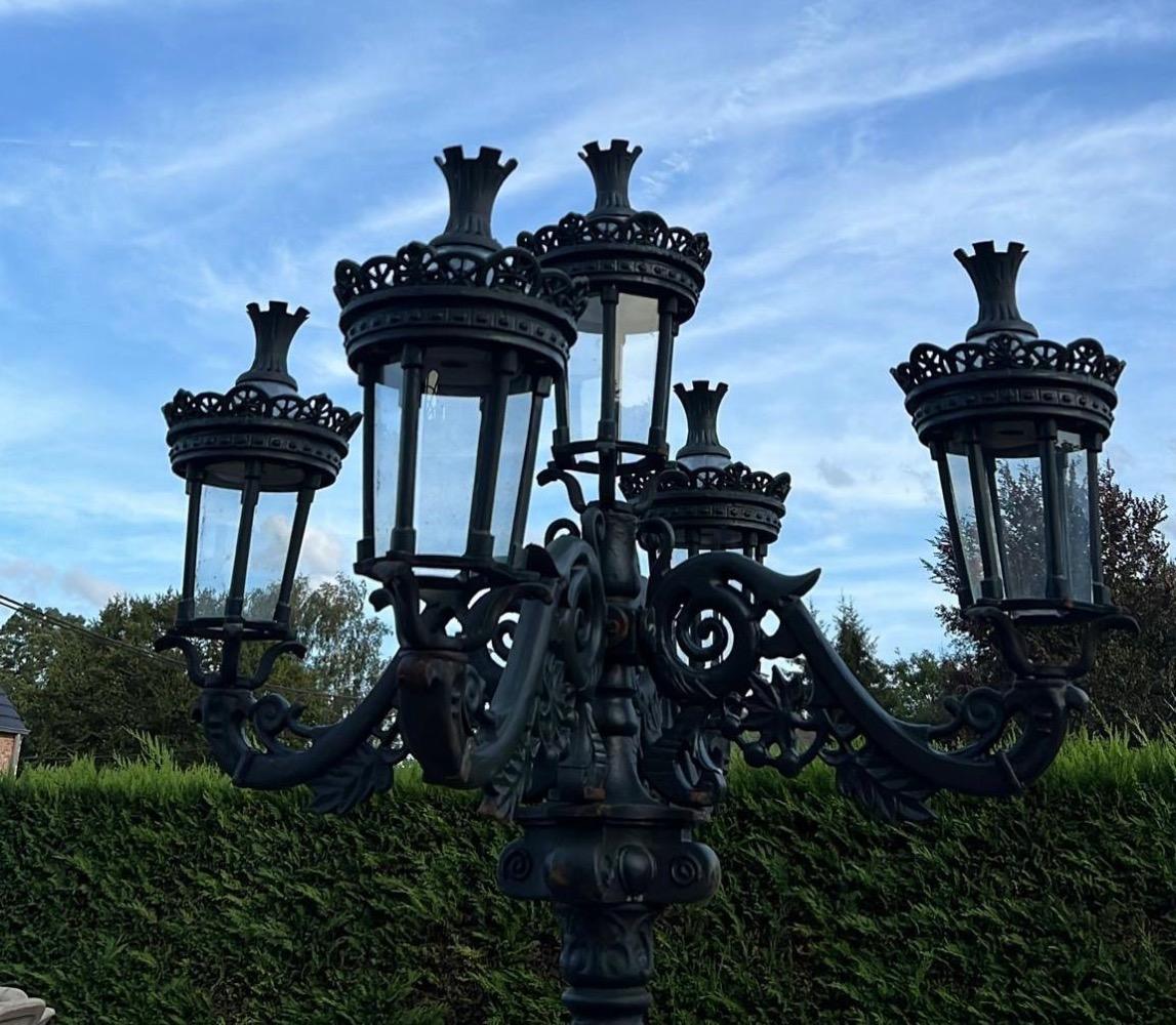 Een straat lantaarn met 5 lichtpunten in fonte