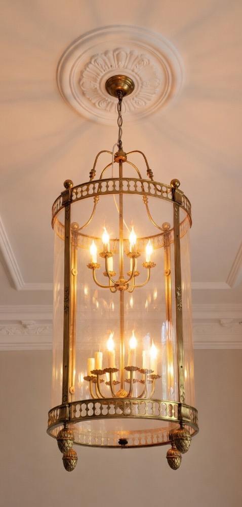 Une grande lustre de hall en Bronze 20 ieme sièc(la terne)le